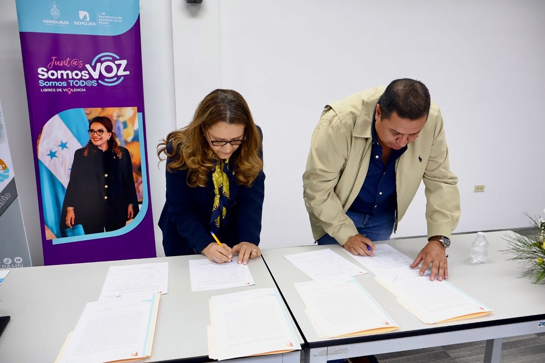 Titular de Se Mujer, juramenta Comités de Género de la Red Solidaria junto al ministro Juan Carlos Coello