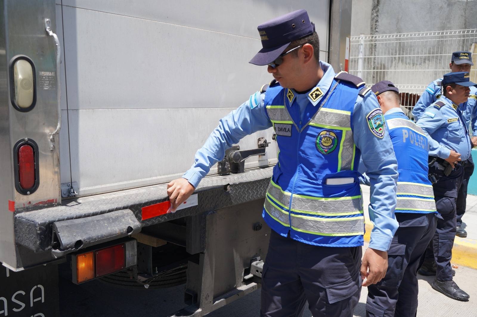 DNVT coloca cintas reflectantes en vehículos de carga pesada para prevenir accidentes viales