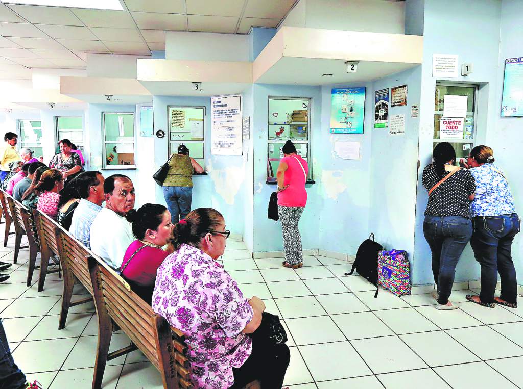 IHSS brinda educación financiera acerca de los servicios del Régimen de Invalidez, Vejez y Muerte