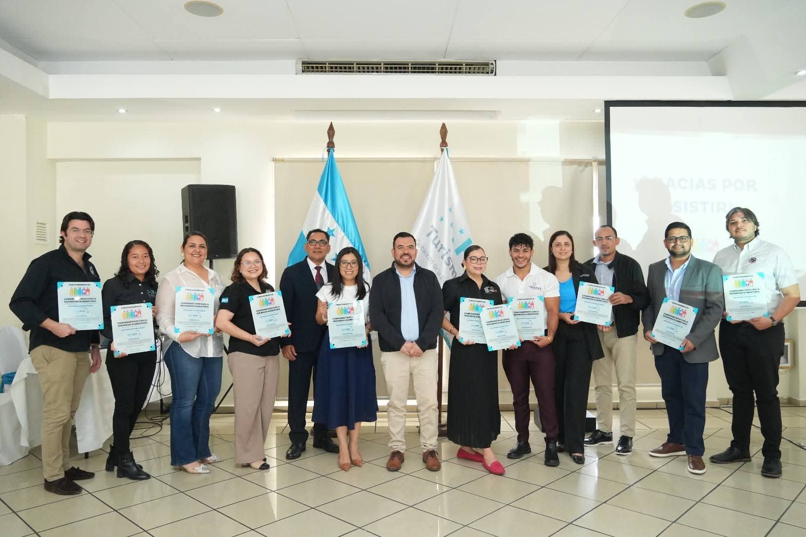 IHT y AGHAS entregan placas de certificación SERVSAFE