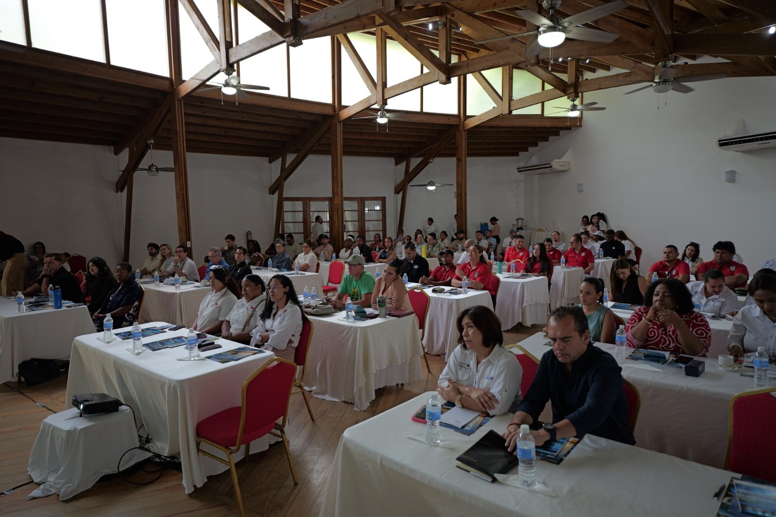 IHT, CONATURH y CNI desarrolló talleres en Roatán para promover la inversión turística en el país

 