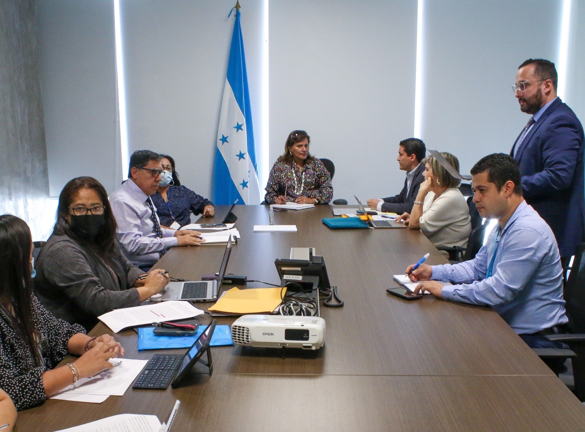 Ministra de Turismo se reúne con representantes de Cruceros y Marina de Islas de la Bahía para mejorar el turismo en esa zona del país