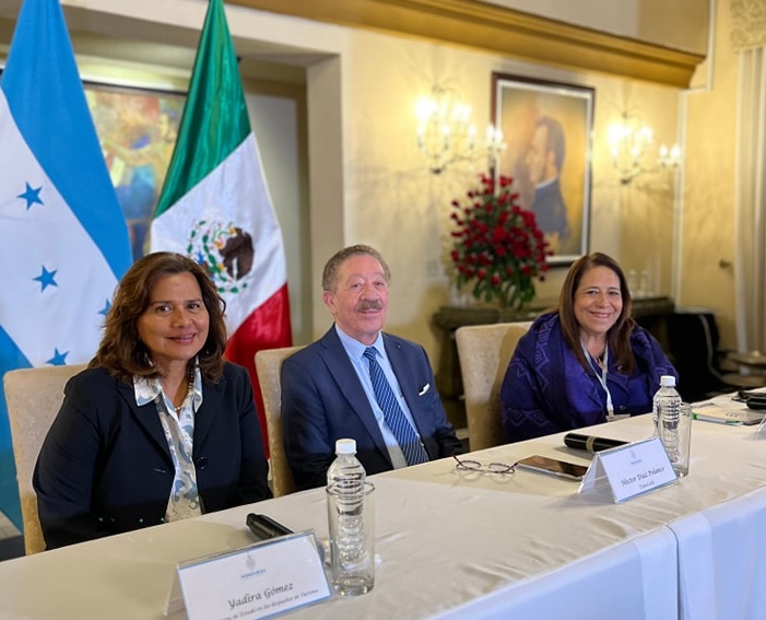 Ministra de Turismo participó en el panel