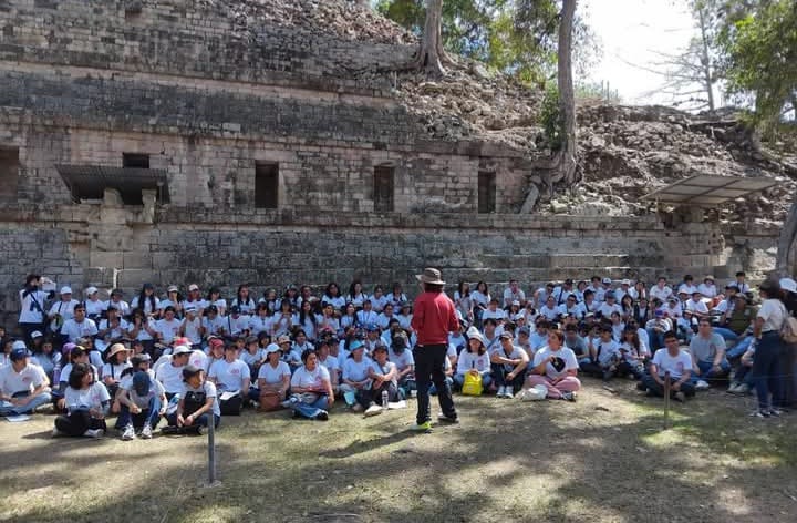 Escuela de Arte de la Universidad de El Salvador, visita el Sitio Maya de Copán