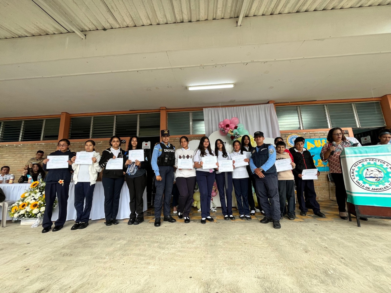 Policia Nacional clausura 450 estudiantes en el programa G.R.E.A.T.